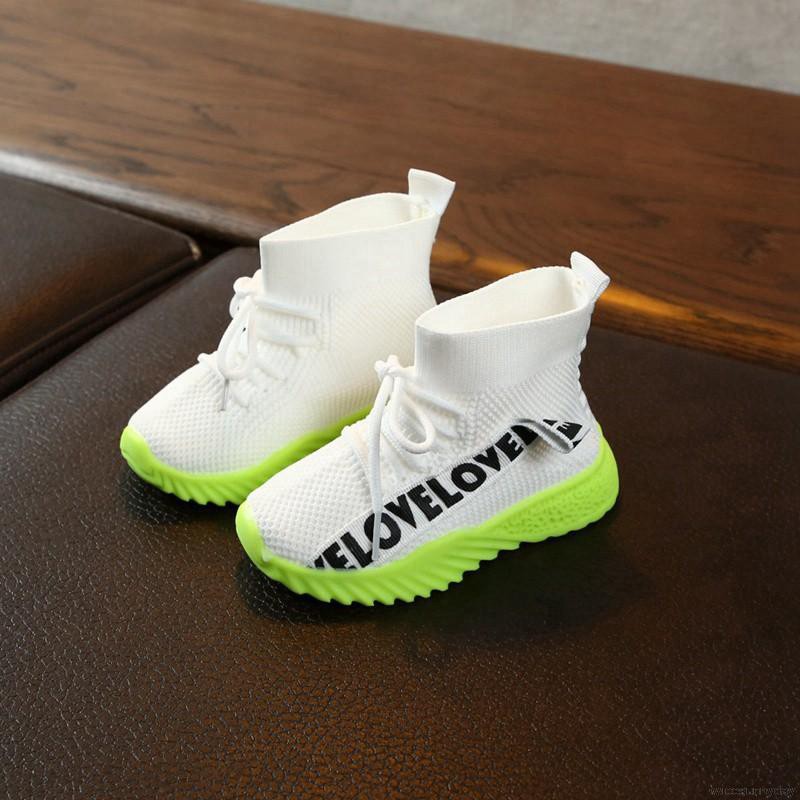 Giày thể thao in chữ chống trượt cho bé