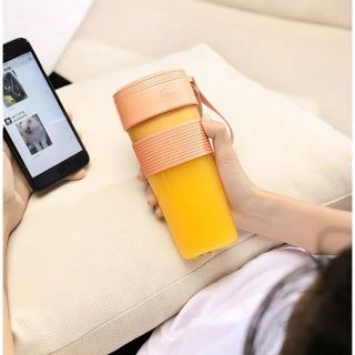 Cốc xay sinh tố cầm tay.