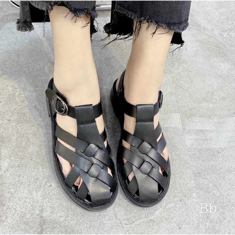 Sandal rọ da màu đen