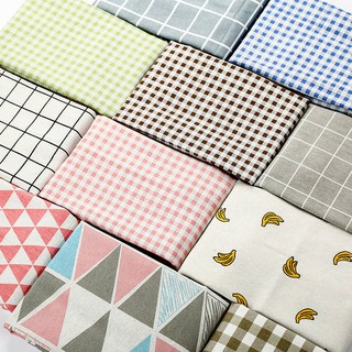 Tấm thảm trải bàn họa tiết caro xinh xắn