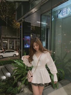 Áo trắng xoè bo eo