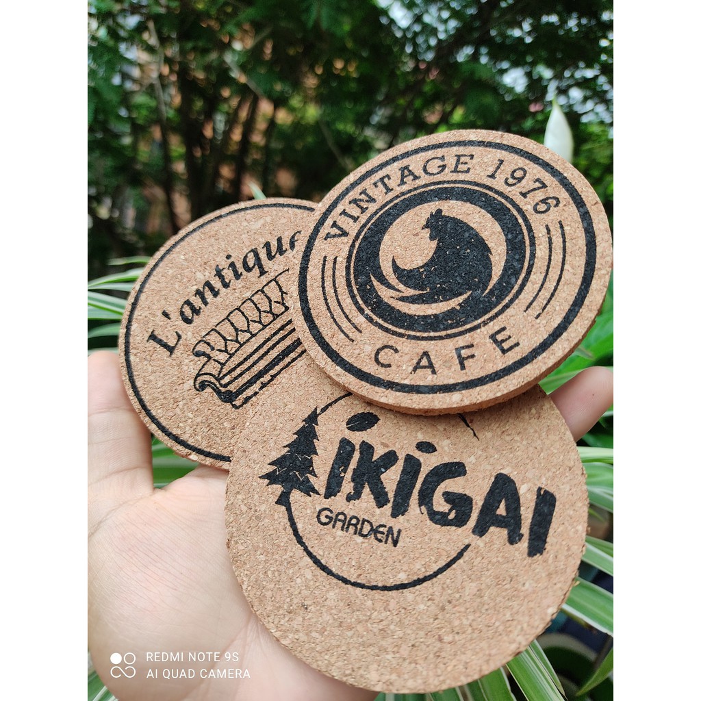 Miếng lót cốc gỗ ép in ấn quán cafe giá rẻ. Đặt đế lót ly bằng gỗ bần in ấn logo quán cafe theo yêu cầu.
