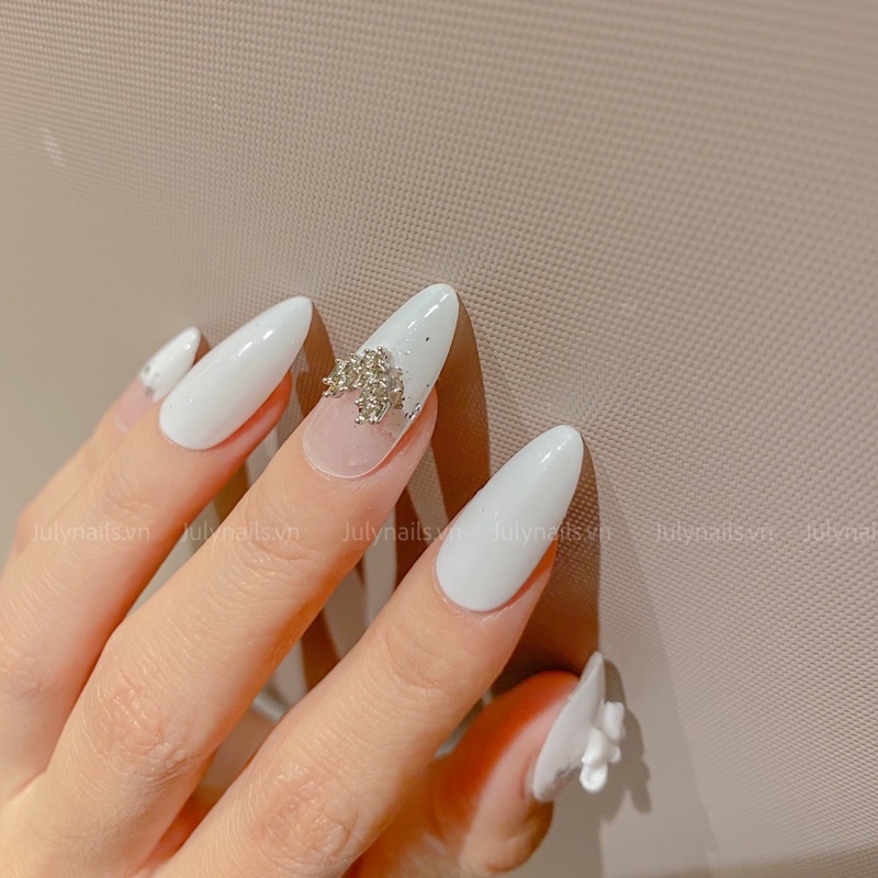 Móng úp thiết kế màu trắng đính charm trái tim julynails.vn nb128