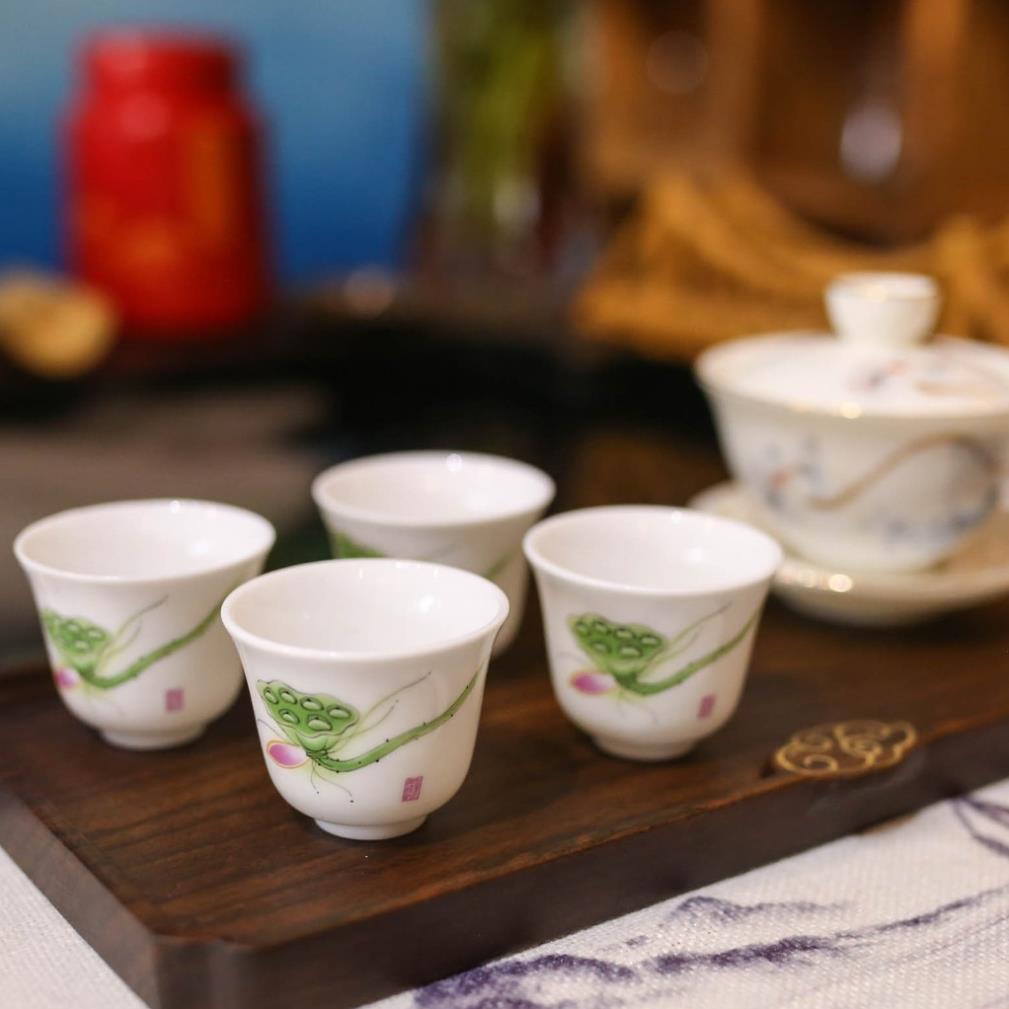 Chén trà sứ Cảnh Đức với nhiều hoạ tiết, dùng uống trà xanh, trà có hương thơm.