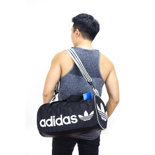 Túi trống ADIDA.S Santiago chất liệu polyeste chống thấm, logo in quai dệt xin, khoá cài kim loại. Đầy đủ tem tag VNXK
