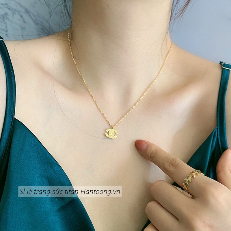 Khuyên tai nữ bằng titan không gỉ mạ vàng 18k phun cát lấp lánh thiết kế thời trang