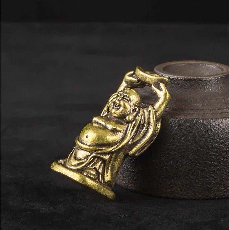 Tượng Trưng Bày Phong Thủy, Trang Trí Bằng Đồng Hình Phật Di Lặc Nâng Thỏi Vàng (Kích cỡ: 2.4 x 4.4cm)