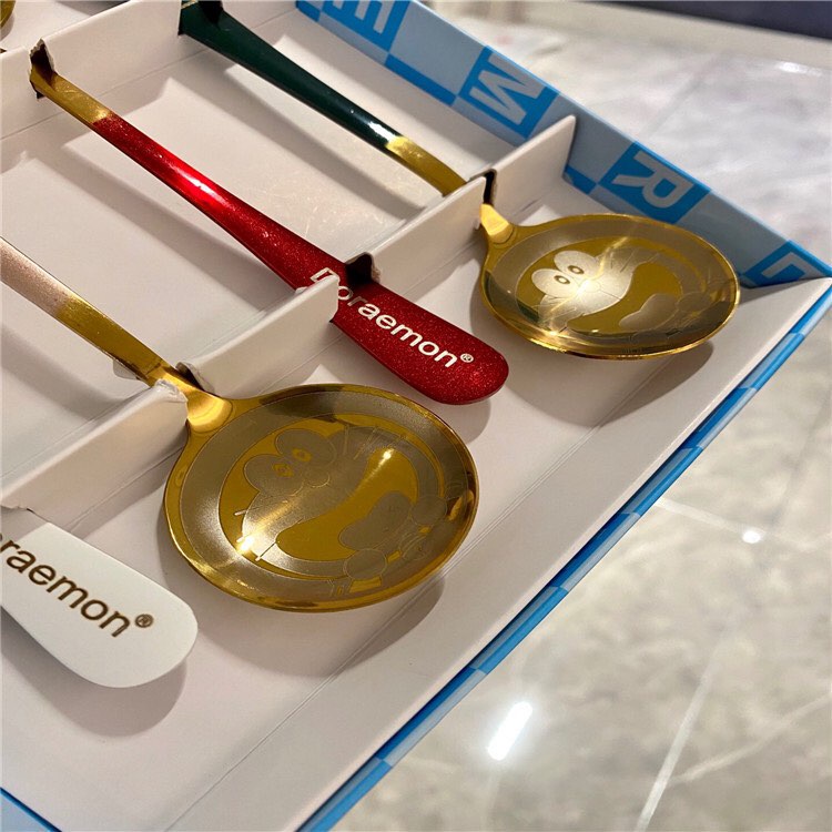 Thìa inox mạ vàng hộp 4 cái khắc hình Doraemon , Hộp 4 thìa doremon sang trọng