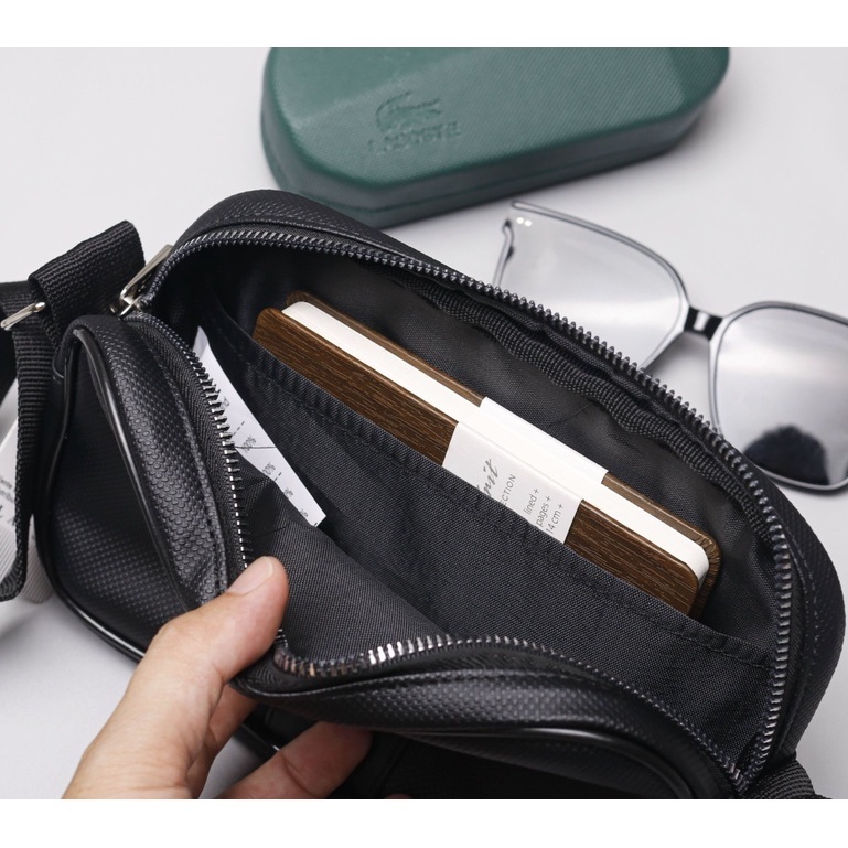 TÚI ĐEO CHÉO LACOSTE LCT21 Kích thước: 21 cm x 16 cm x 5 cm Made in Vietnam full tag , hàng chuẩn web