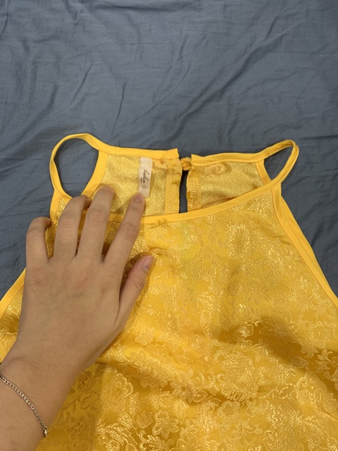 Đầm vàng gấm Ladan
