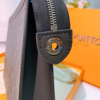 Clutch cầm tay Lv