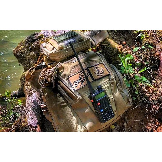 Bộ đàm kỹ thuật số cao cấp Baofeng UV-5R. Nghe đài FM, báo động khẩn cấp, đèn pin, 2 băng tần UHF/VHF