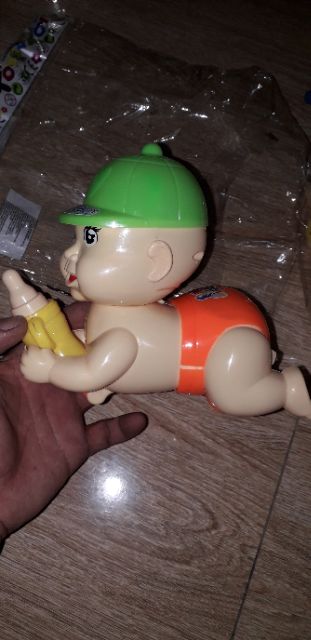 Em bé bò chạy dây rút có đèn Led bằng nhựa