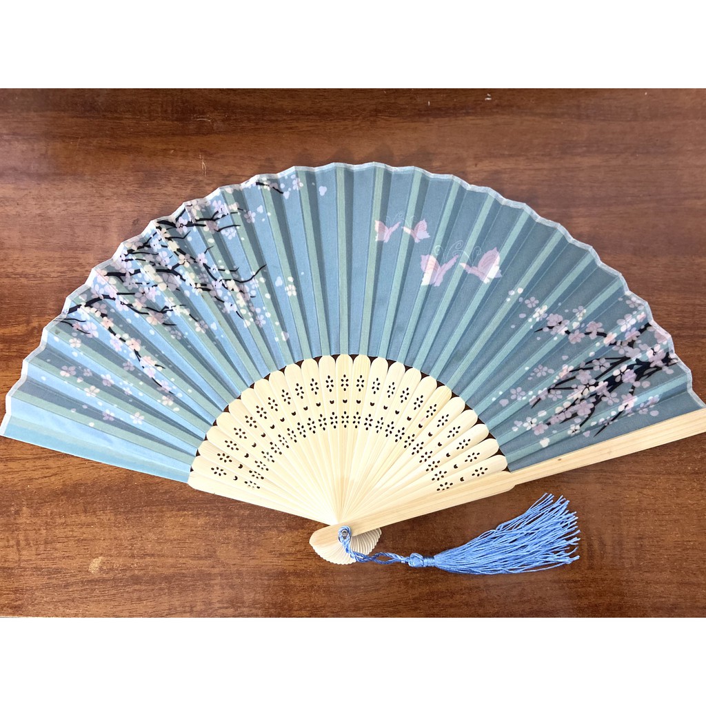 Quạt Nan Tre Gấp Tay Hình Hoa Khiêu Vũ Cổ Điển Mùa Hè Cầm Tay Trung Quốc Quà Tặng Tiệc Cưới Trang Trí Xinh Xắn | BigBuy360 - bigbuy360.vn