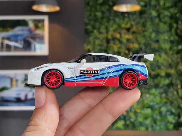 Xe mô hình Nissan GT-R ( R35 ) tem Martini tỉ lệ 1:64 MiniGt sản xuất