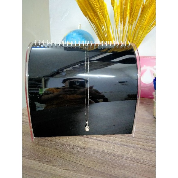 khay dây chuyền cong đứng