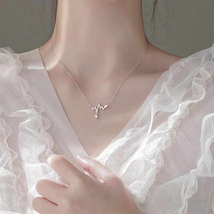 AJEWELRY Korean Diamond Heartbeat Shiny Necklace Pendant Girls Fashion Ins Exquisite Simple Clavicle Chain Women Fashion Jewelry Accessories Gift