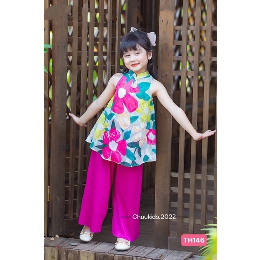 Set áo lá cổ yếm quần dập ly cho bé gái.