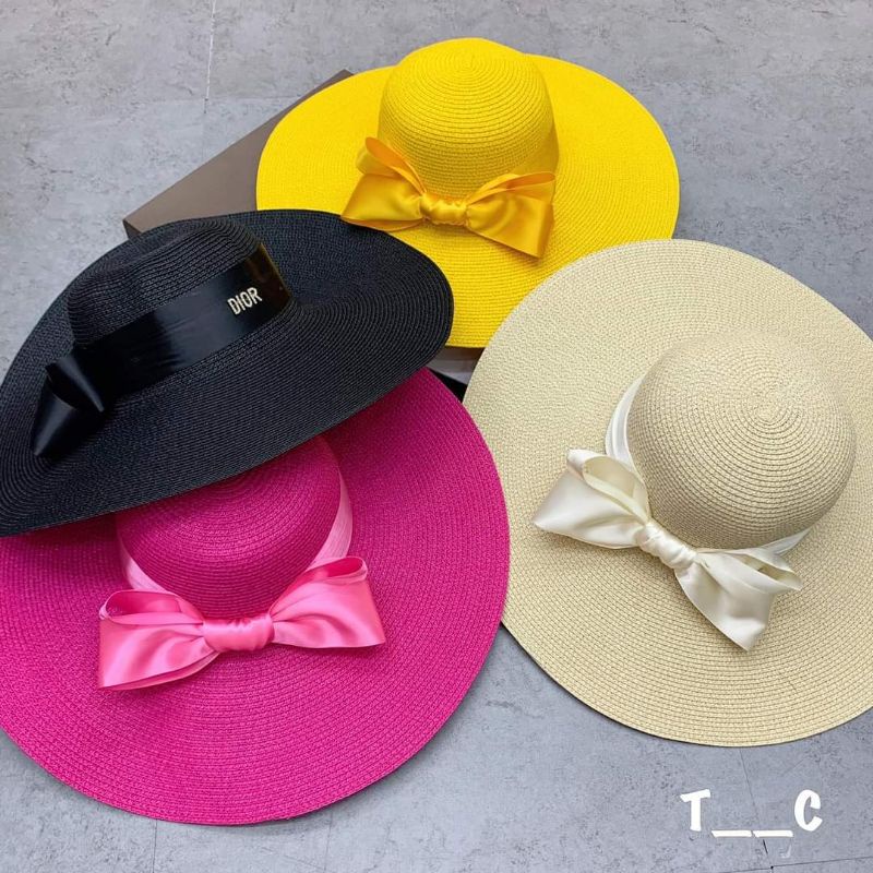 Mũ cói đi biển vành rộng dây nơ gắn chữ Dio sang chảnh