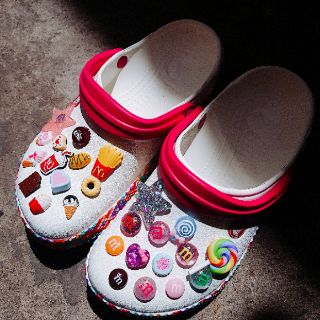 Sticker gắn dép crocs độc lạ