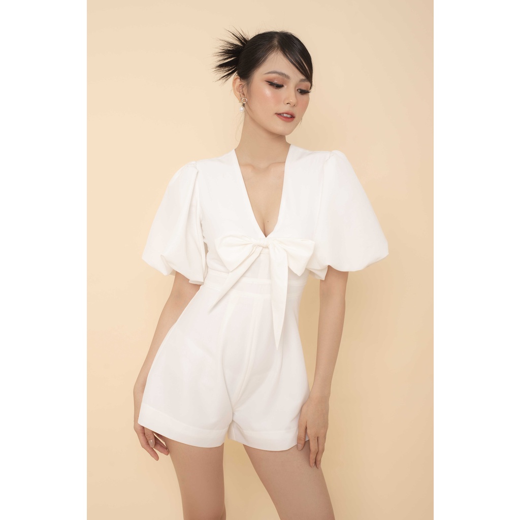 Bộ jumpsuit tay bồng buộc nơ màu trắng Judy-Magnetic