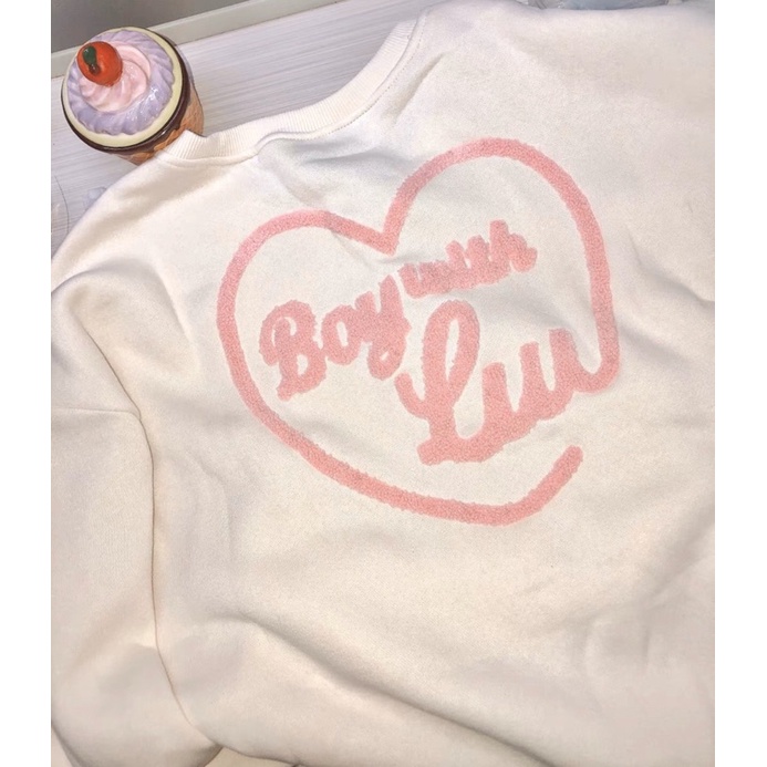 ẢNH THẬT ÁO SWEATER BTS J HOPE BOY WITH LUV TRONG POPUP HOUSE