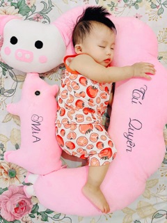 Bộ gối chữ C ngược thêu tên bé ( 1 tên ) gối đa năng và heo con vải nhung hàn loại 1 xịn