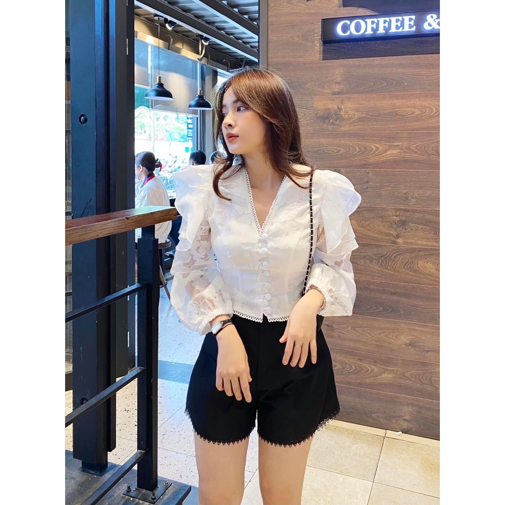 Áo kiểu cổ tim CHARMO dài tay ren hoa in, không co giãn, có độ đơ vừa phải tạo sự bồng bềnh, đứng form Lily Lace Top | BigBuy360 - bigbuy360.vn
