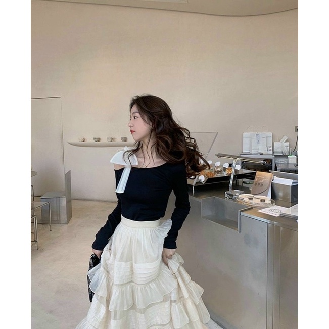 Set áo thun đen dài tay nơ vai kèm chân váy kem tầng xoè MITRIE