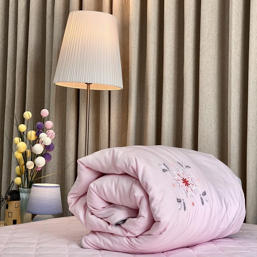 Chăn bốn mùa K-bedding By Everon Hồng Phối Xám KMTS101 Thêu Họa Tiết (200x220 cm)