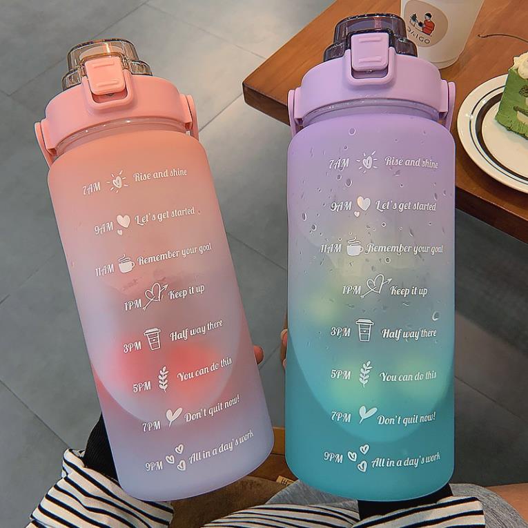 Bình nước nhựa 2 lít chia vạch báo giờ uống có ống hút mang đi học, chơi, tập thể thao ( tuyển khách sỉ)