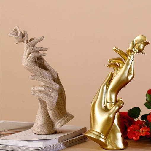 Tượng Bàn Tay Vàng Cầm Hoa Hồng decor nhà cửa