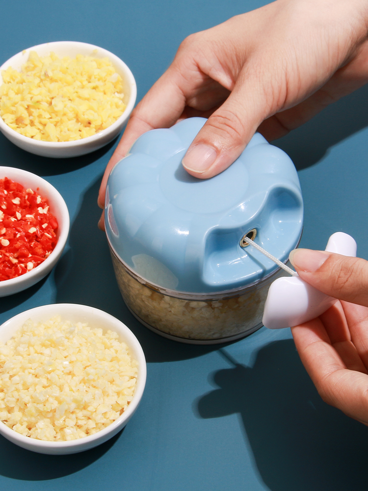 Dụng cụ kéo dây nghiền tỏi tiện dụng cho nhà bếp