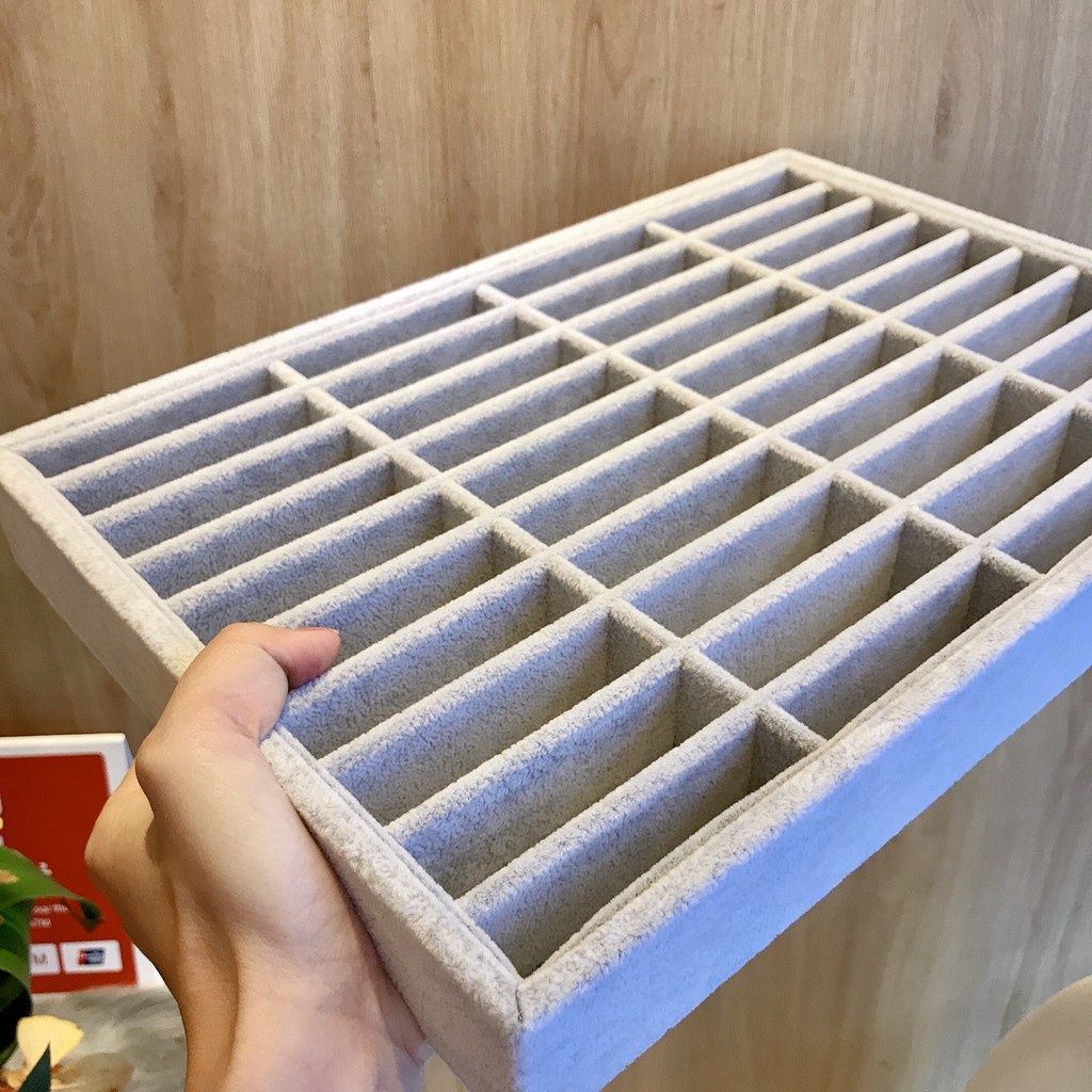 Khay nhung xám trưng vòng bản liền size 24x35cm (40 ô), hỗ trợ trưng bày lúc livestream, để trong tủ kính