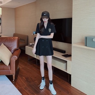 Váy vest xếp ly huy hiệu