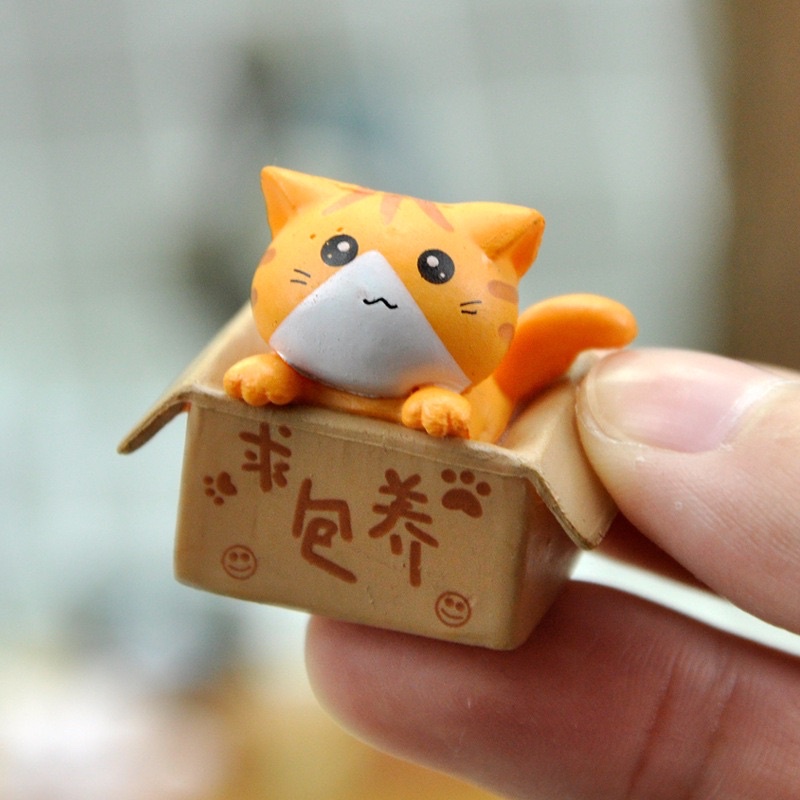 Mô hình mèo ngồi thùng carton dễ thương trang trí bàn làm việc, chậu sen đá, tiểu cảnh, decor nhà cửa - Mee Store