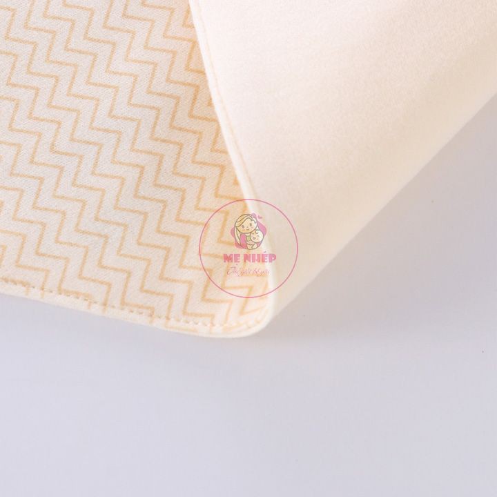 Khăn yếm tam giác giữ ấm cổ siêu mềm mịn, dày dặn, cúc bấm phía sau tiện lợi, có họa tiết tình cảm gia đình đáng yêu | BigBuy360 - bigbuy360.vn