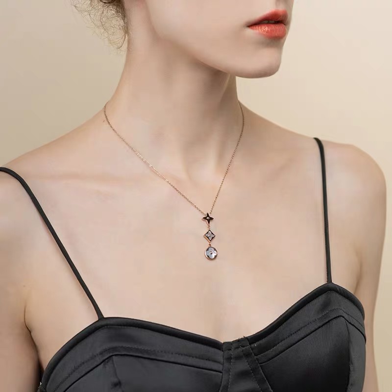 Vòng cổ dáng ngắn mặt hình cỏ bốn lá phối xà cừ màu trắng tự nhiên phong cách Âu Mỹ sang trọng thanh lịch không dị ứng