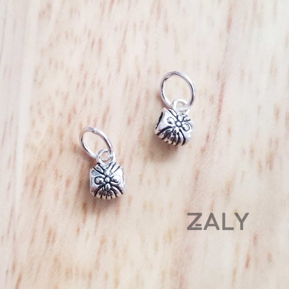 Charm bạc xỏ ngang có móc treo khắc hoa CT60 Zaly - Bạc 925