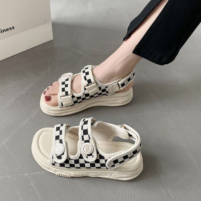 Sandal đế độn quai dán họa tiết caro nổi bật ấn tượng cho bạn nữ