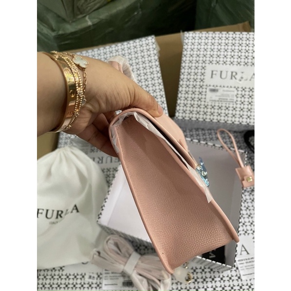 𝐓𝐮́𝐢 𝐅𝐮𝐫𝐥𝐚 𝐦𝐞𝐭𝐫𝐨𝐩𝐨𝐥𝐢𝐬 𝐭𝐚𝐲 𝐜𝐚̂̀𝐦