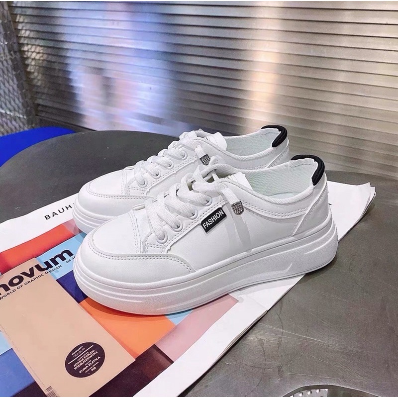 Giày Thể Thao Trắng TỪ MỘNG KHIÊT Trong Phim Bí Mật Nơi Góc Tối