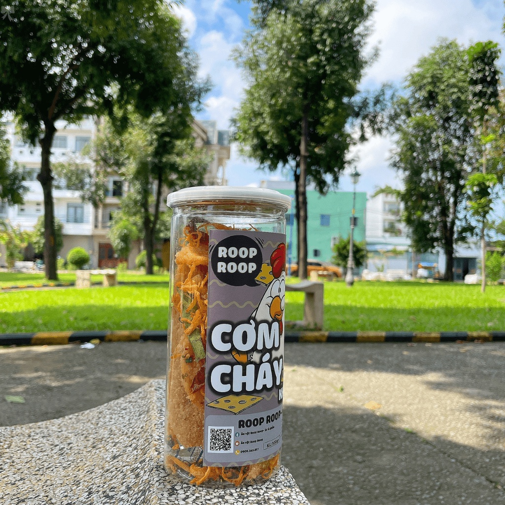 Cơm cháy mắm hành lắc khô gà lá chanh 300g ROOPROOP đồ ăn vặt Sài Gòn ngon rẻ an toàn vệ sinh | BigBuy360 - bigbuy360.vn