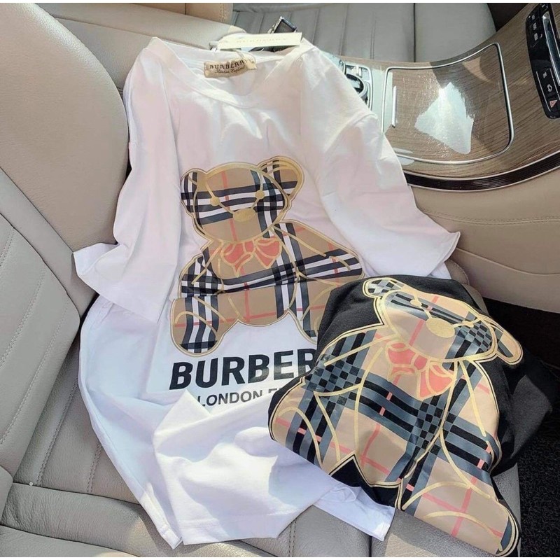 Áo phông form rộng in gấu Burberry.
