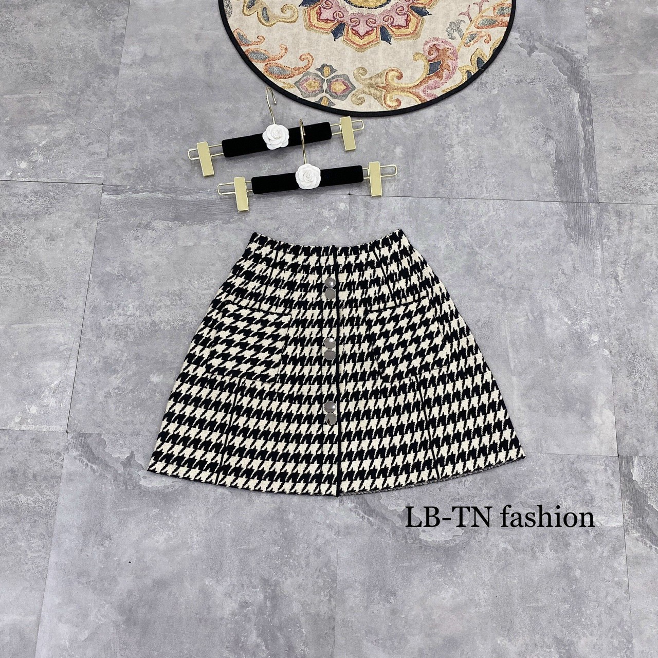 Chân váy len xoè cúc dọc ngắn dễ thương | BigBuy360 - bigbuy360.vn