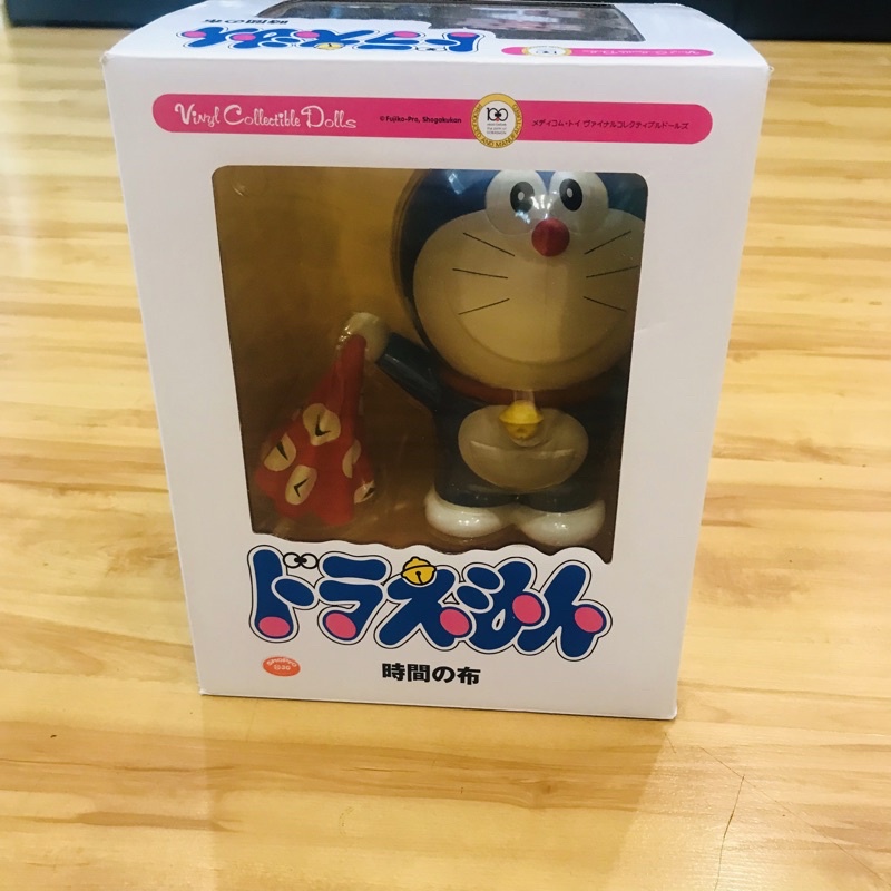 Mô hình Doraemon khăn trùm thời gian