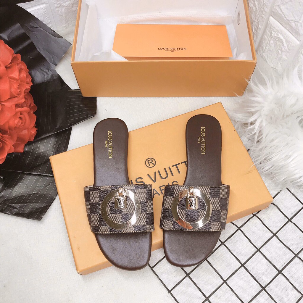 Dép lê quai ngang họa tiết nâu khuy tròn