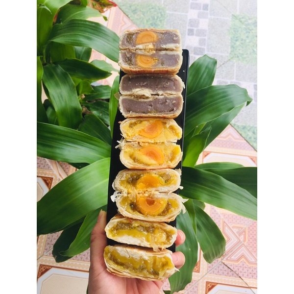 Bánh pía môn sầu riêng trứng Thành Hương - Pía gói giấy xưa truyền thống