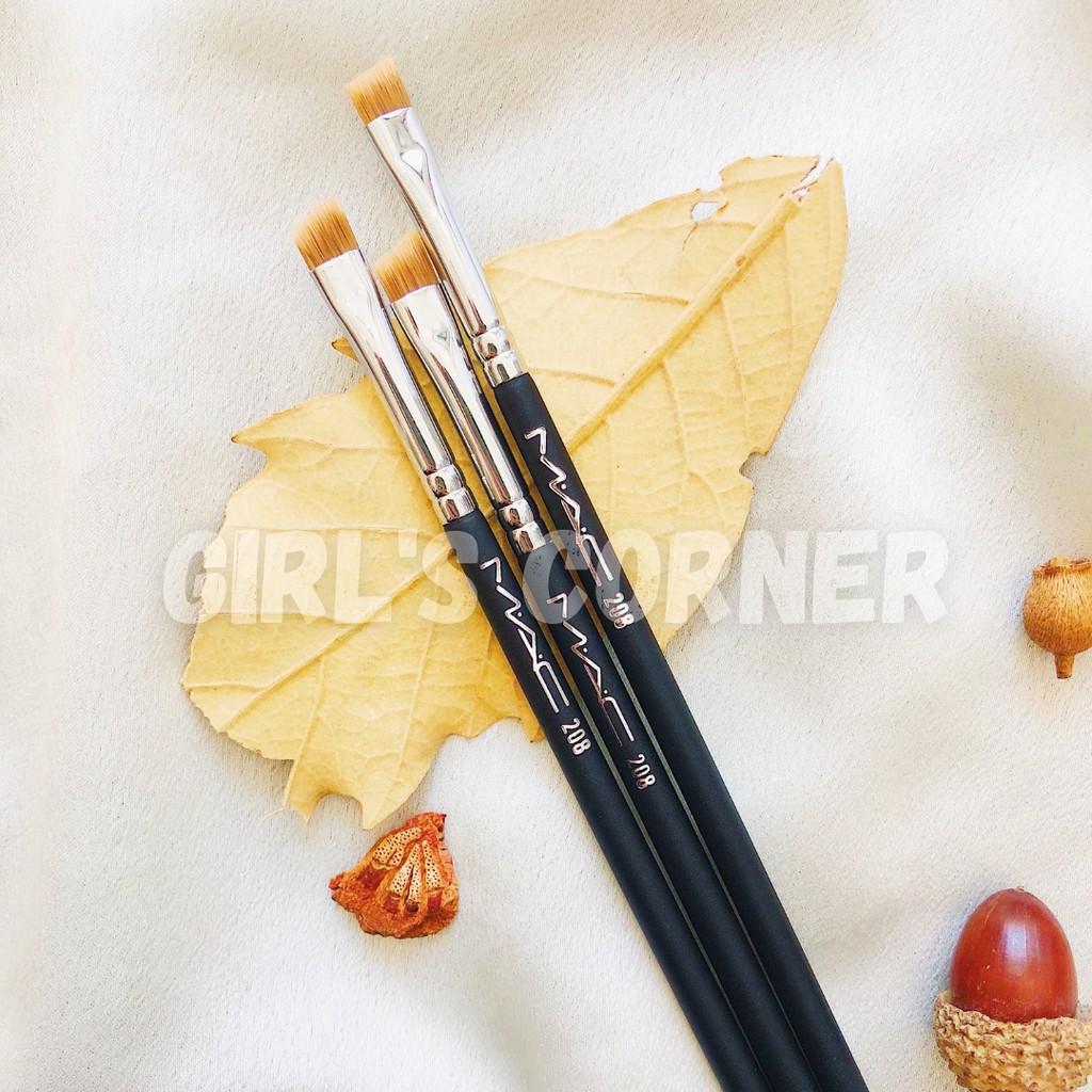 Cọ vẽ mày MAC SYNTHETIC ANGLED BROW BRUSH 208