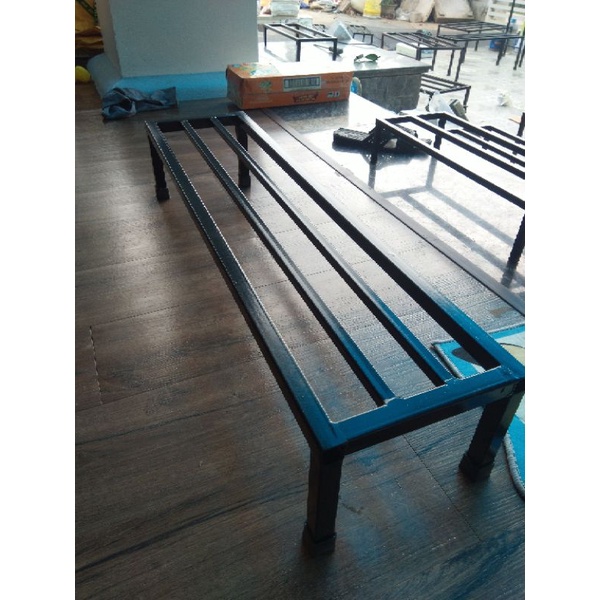 Kệ thép kê chậu cây. Dài 80cm. Rộng 30cm. Cao 15-20-25cm. 4 chân. 2 nan phụ. Hộp thép 2x2cm